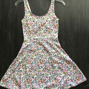 ⭐️ 2/$10 DONATING MONDAY NWOT H&M Floral Dress